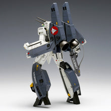Load image into Gallery viewer, PRE-ORDER 1/100 VF-1S/A Super Valkyrie (Battroid) Model Kit Macross