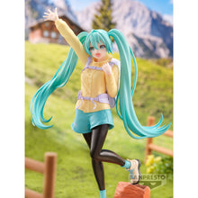 Load image into Gallery viewer, PRE-ORDER Hatsune Miku Holiday Memories Mountain Climbing Hatsune Miku