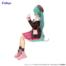 Load image into Gallery viewer, PRE-ORDER Hatsune Miku Noodle Stopper Figure Autumn Date Pink Color ver.
