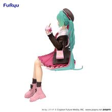 Load image into Gallery viewer, PRE-ORDER Hatsune Miku Noodle Stopper Figure Autumn Date Pink Color ver.